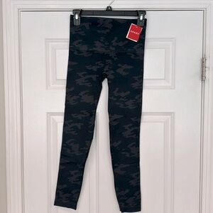 SPANX black camo seamless leggings, size M, NWT